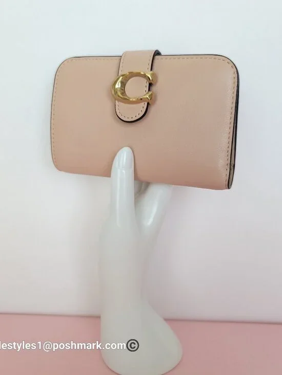 COACH Tabby Hammered C Logo Smooth Leather MD Bifold Wallet – Cream color⭐ - Picture 3 of 16